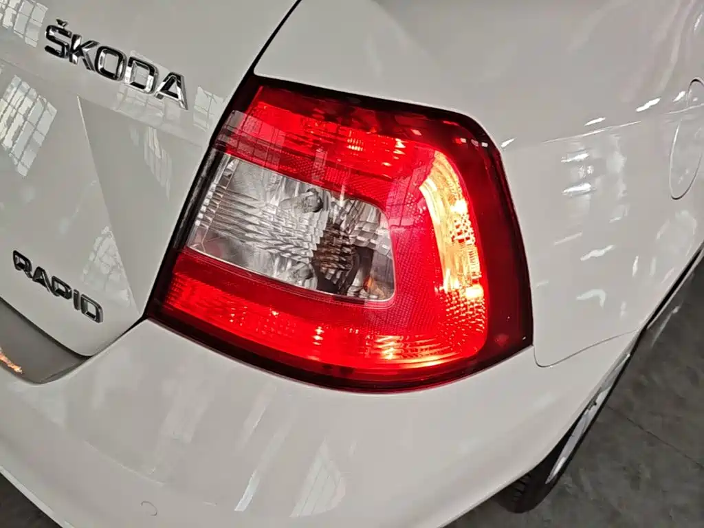 Skoda Rapid 2015 — фото 8