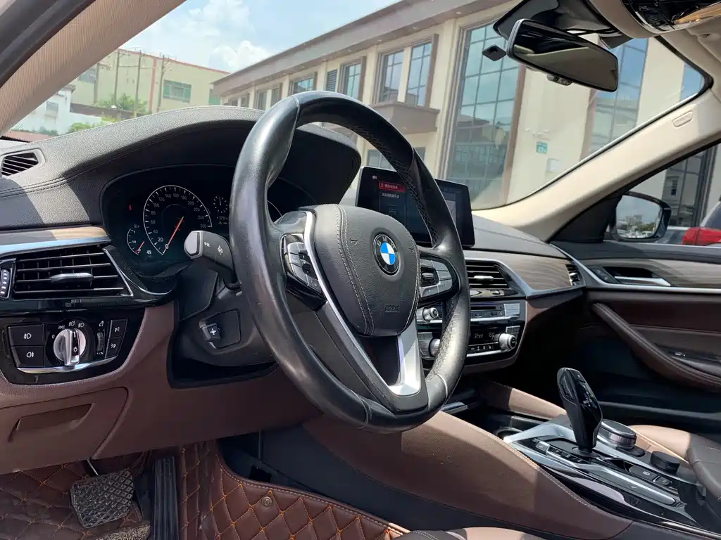 BMW 5 Series 2019 — фото 17