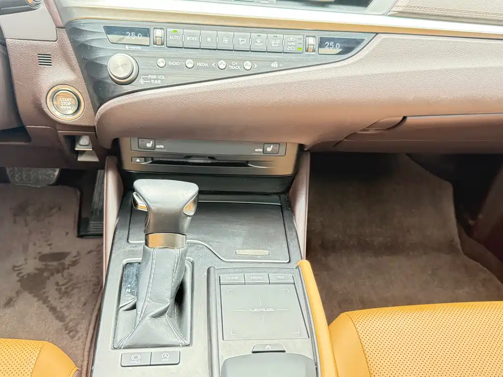 Lexus ES 2020 — фото 13