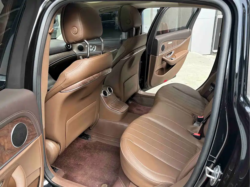 Mercedes-Benz E-Class 2023 — фото 10