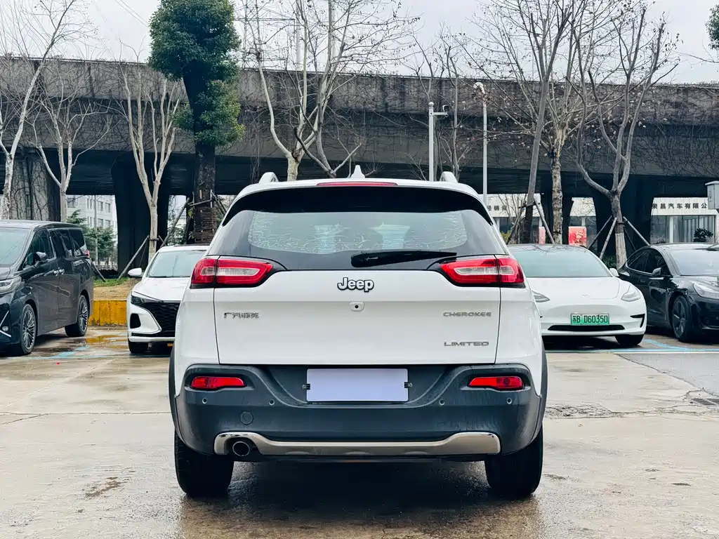 Jeep Cherokee 2018 — фото 13