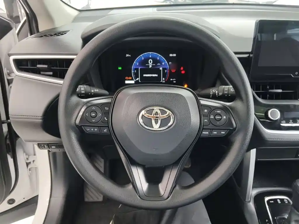 Toyota Corolla Cross 2023 — фото 11