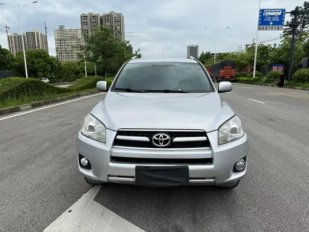 Toyota RAV4 2012 — фото 2