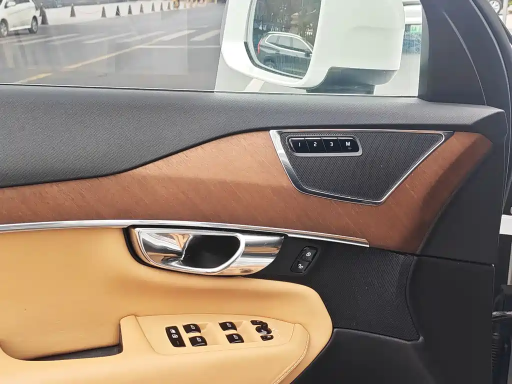 Volvo XC90 2016 — фото 19