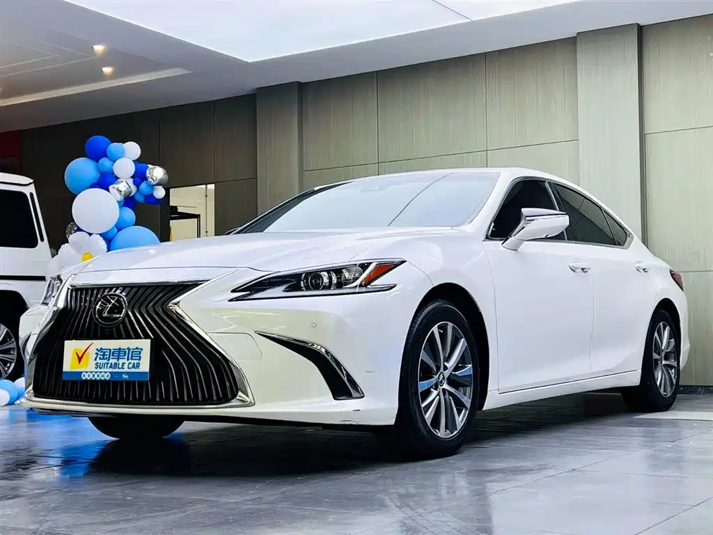 Lexus ES 2020 — фото 1