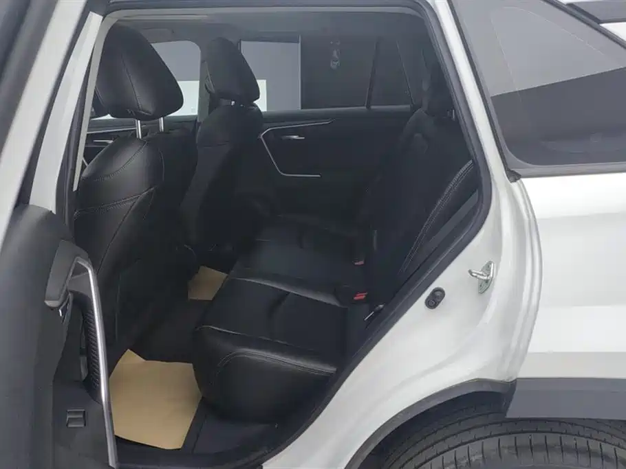 Toyota RAV4 2022 — фото 11