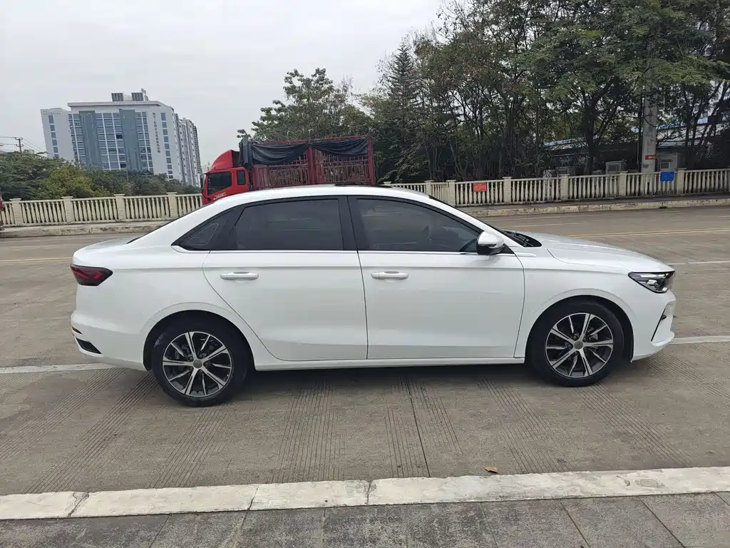 Geely Emgrand 2022 — фото 13