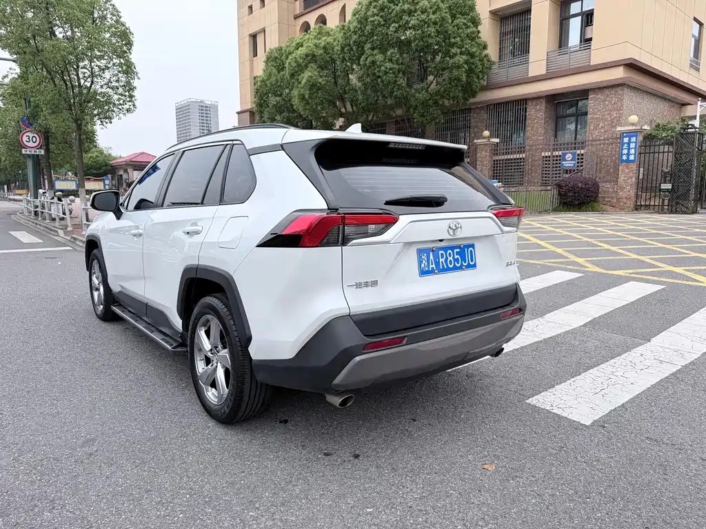Toyota RAV4 2023 — фото 4