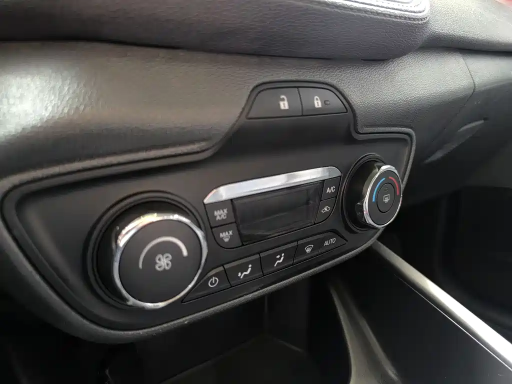 Ford Escort 2018 — фото 13