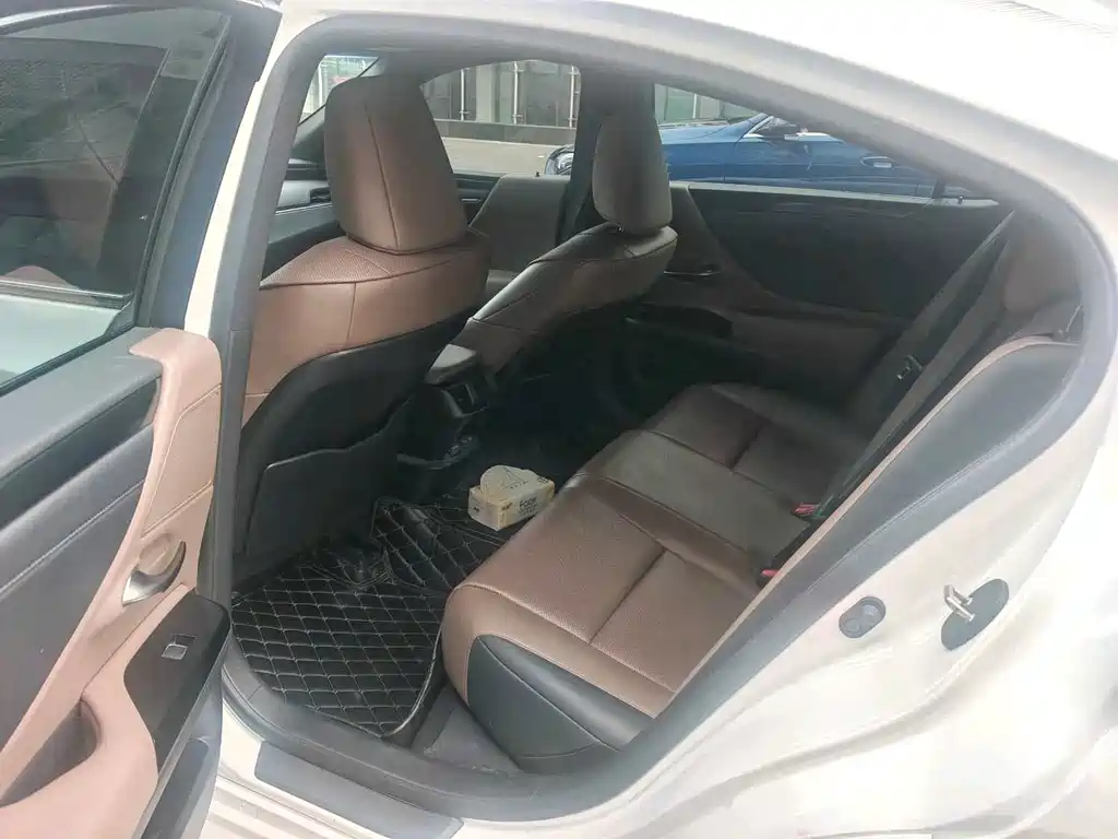 Lexus ES 2023