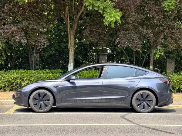 Tesla Model 3 2025