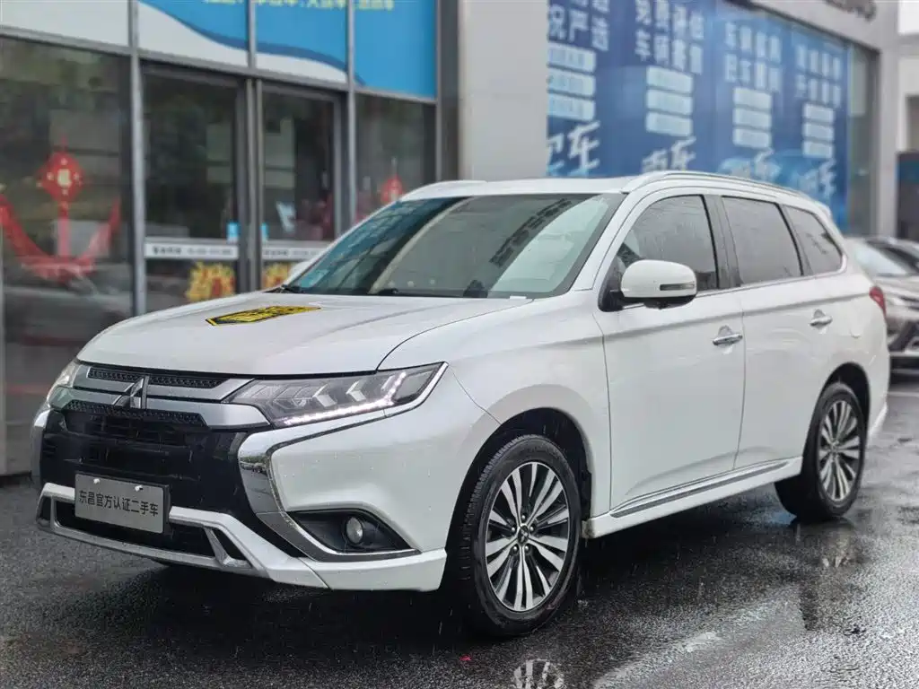 Mitsubishi Outlander 2021 — фото 1