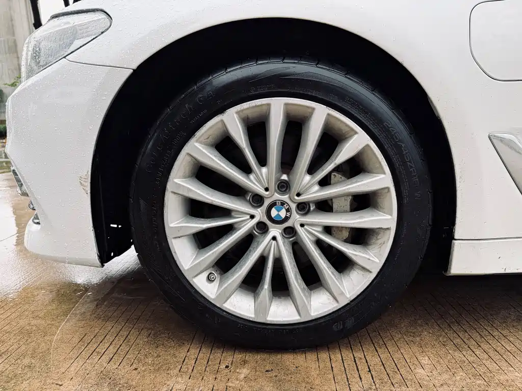 BMW 5 Series New Energy 2019 — фото 12