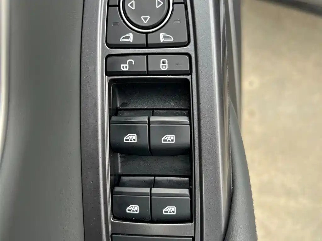BYD L DM-i 2025 — фото 9