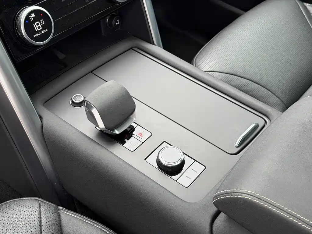 Land Rover Discovery 2023 — фото 15