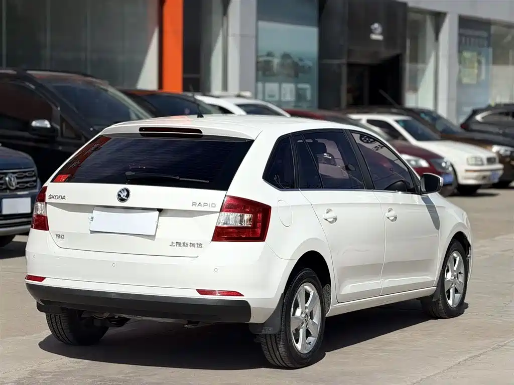 Skoda Rapid Spaceback 2018 — фото 9