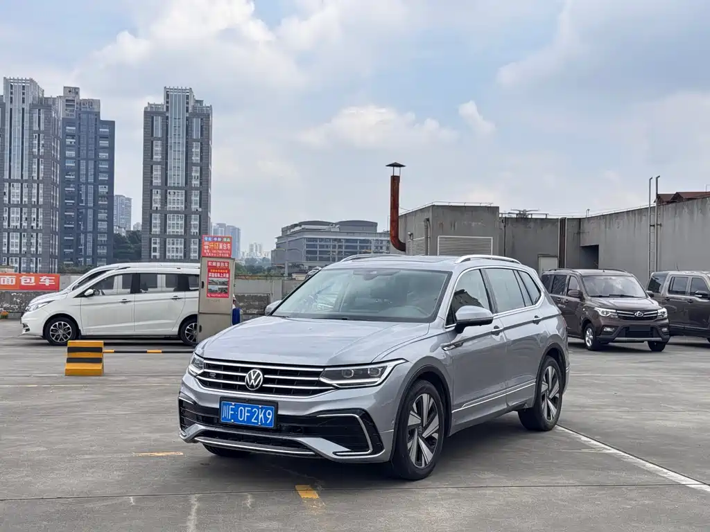 Volkswagen Tiguan L 2023 — фото 1