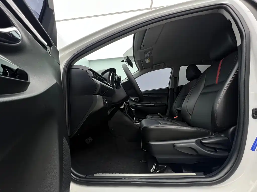 Toyota Yaris L 2021 — фото 19