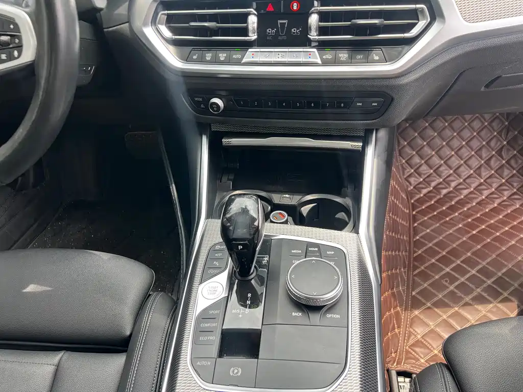 BMW 3 Series 2019 — фото 13