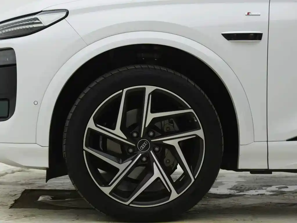 Audi Q6L E-Tron 2025 — фото 15