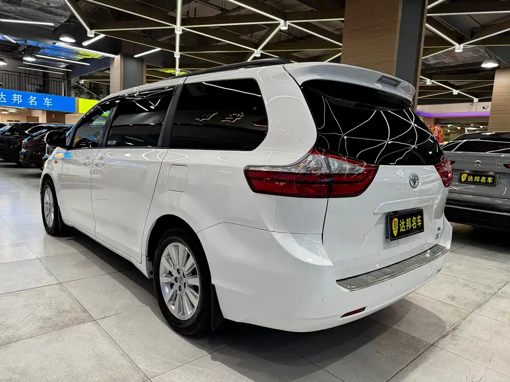Toyota Sienna 2016 — фото 16