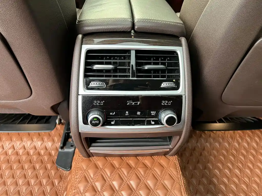 BMW 7 Series 2018 — фото 12