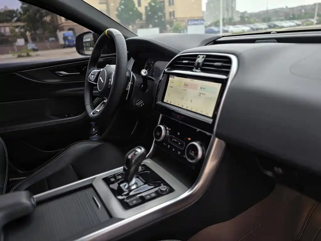 Jaguar XEL 2020 — фото 10