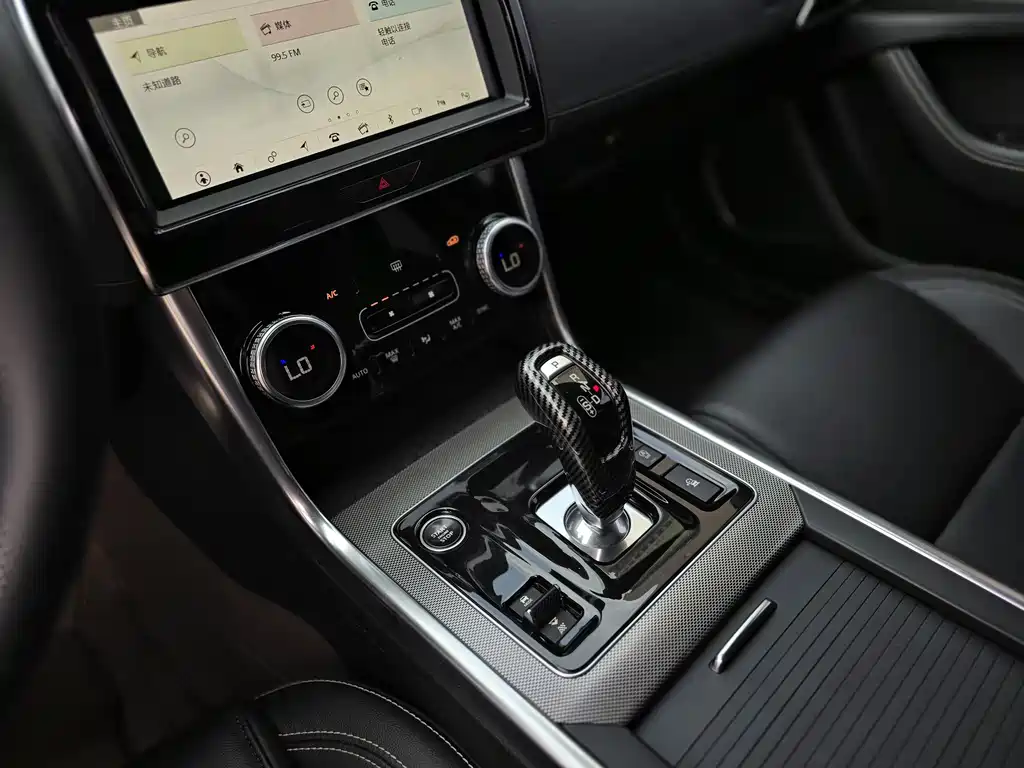 Jaguar XEL 2020 — фото 12