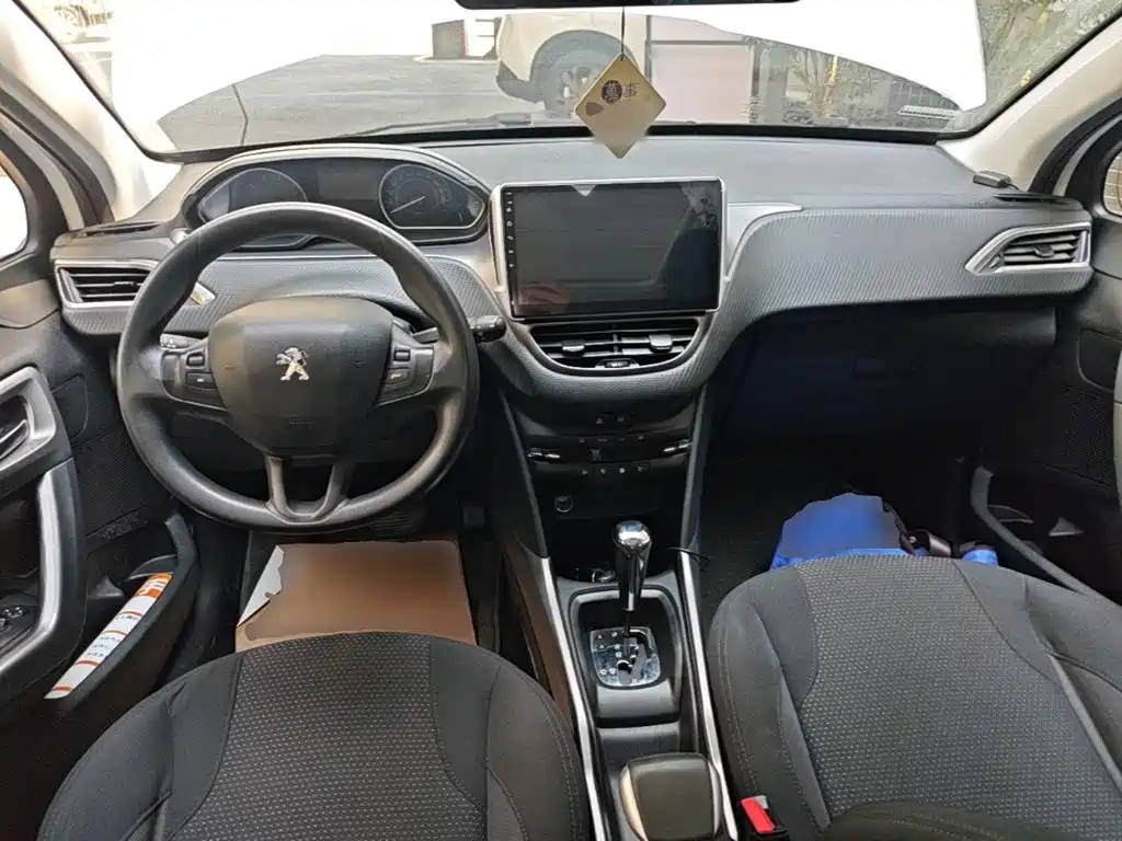 Peugeot 2008 2015 — фото 10