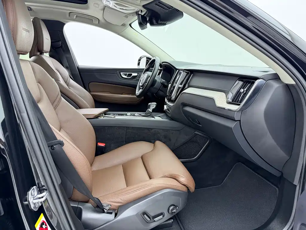 Volvo XC60 2019 — фото 11