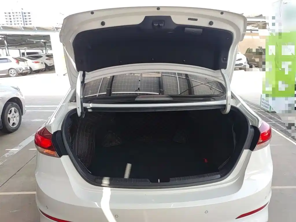 Hyundai Elantra 2016 — фото 19