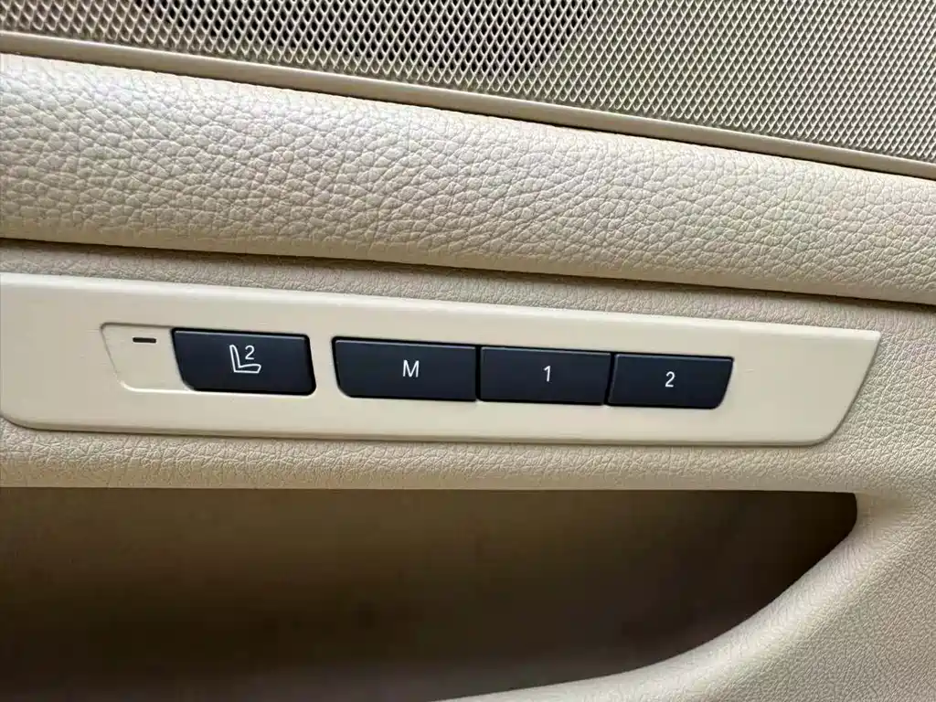 BMW 5 Series 2012 — фото 16