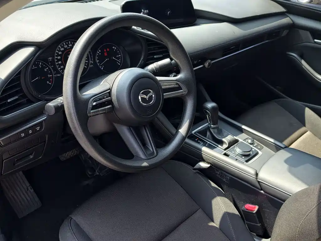 Mazda 3 Axela 2022 — фото 10