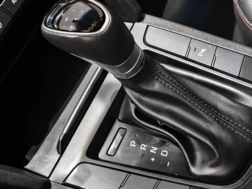 Hyundai Elantra 2017 — фото 17