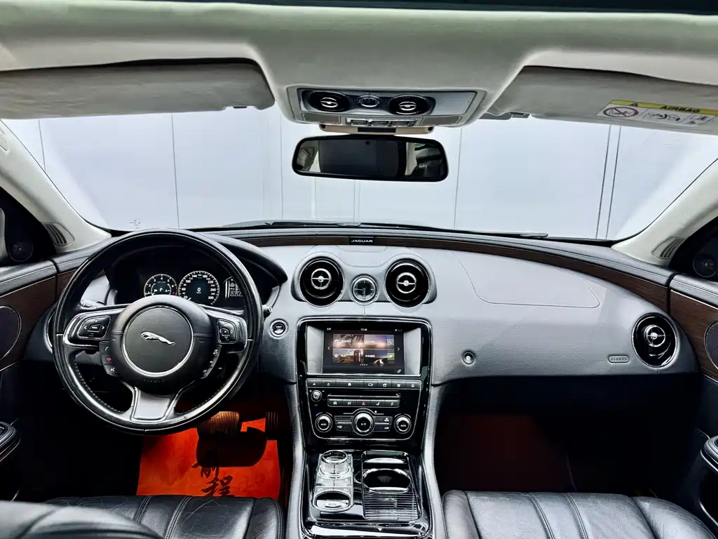 Jaguar XJ 2016 — фото 19