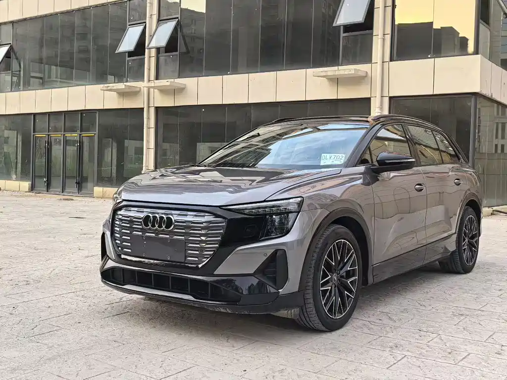 Audi Q5 E-Tron 2022 — фото 1