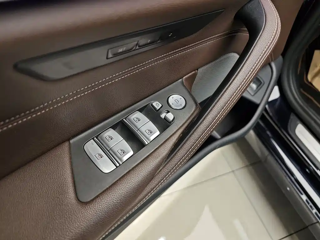 BMW 5 Series 2021 — фото 10