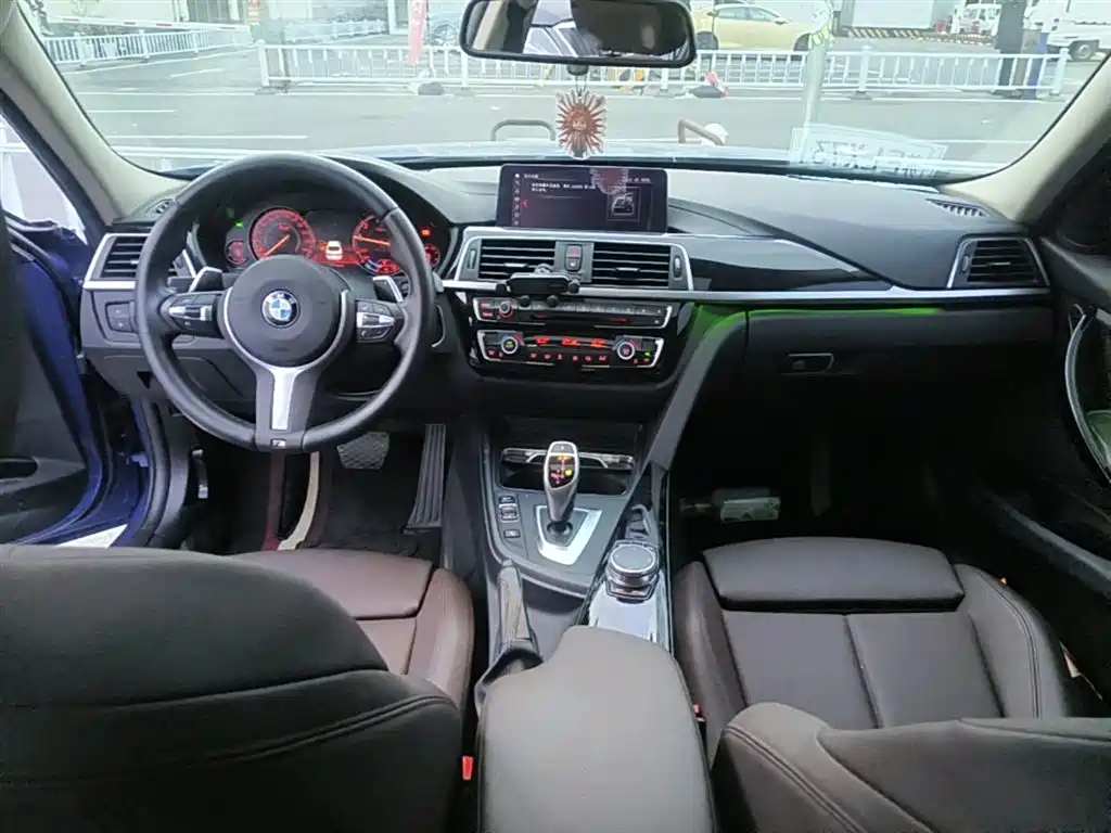 BMW 3 Series 2019 — фото 10