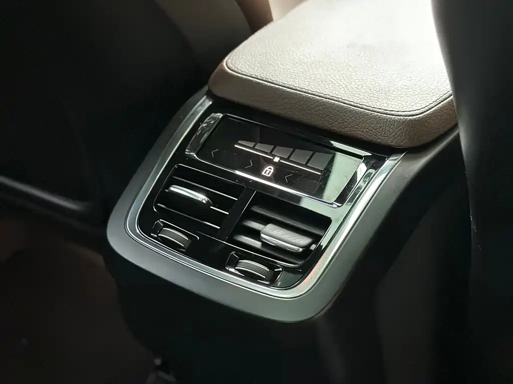 Volvo XC90 2022 — фото 11