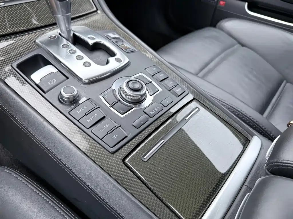 Audi S8 2010 — фото 11
