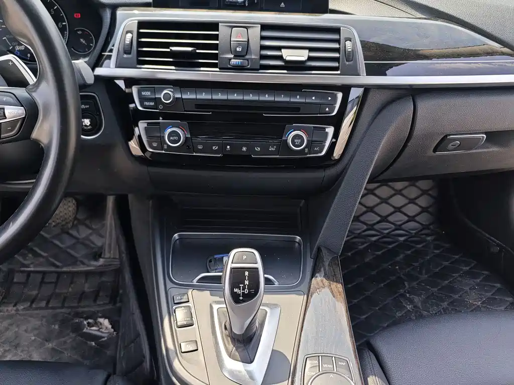 BMW 3 Series 2018 — фото 12