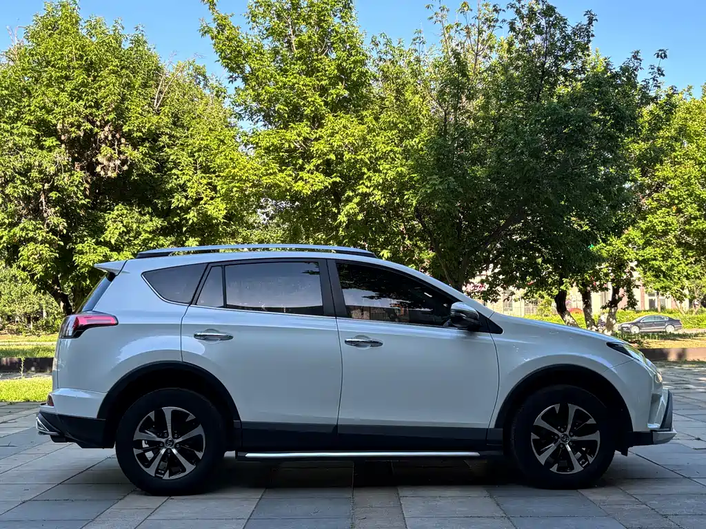 Toyota RAV4 2016 — фото 9