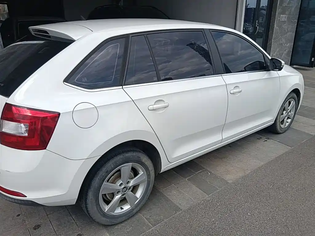 Skoda Rapid Spaceback 2019 — фото 7