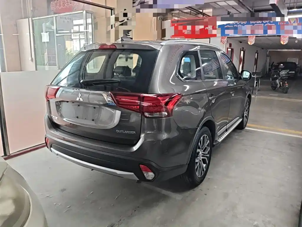 Mitsubishi Outlander 2018 — фото 7