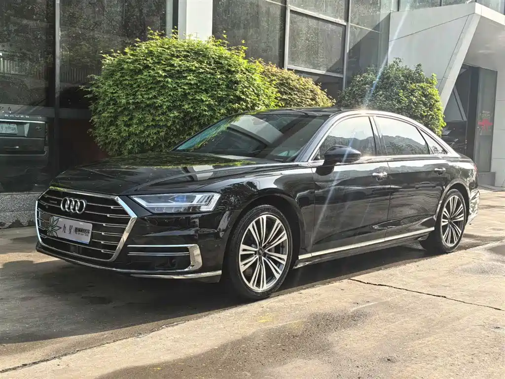 Audi A8 2022 — фото 1