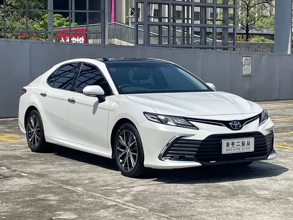 Toyota Camry 2023 — фото 3