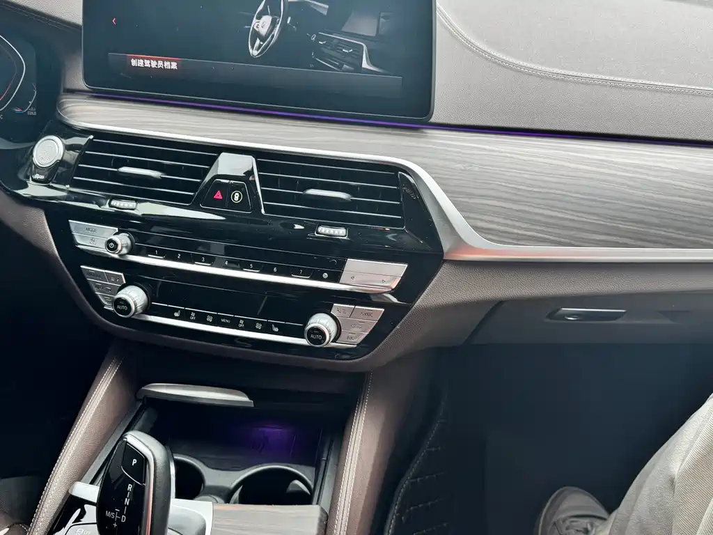 BMW 5 Series 2022 — фото 10