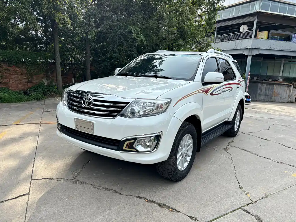 Toyota Fortuner 2014 — фото 1