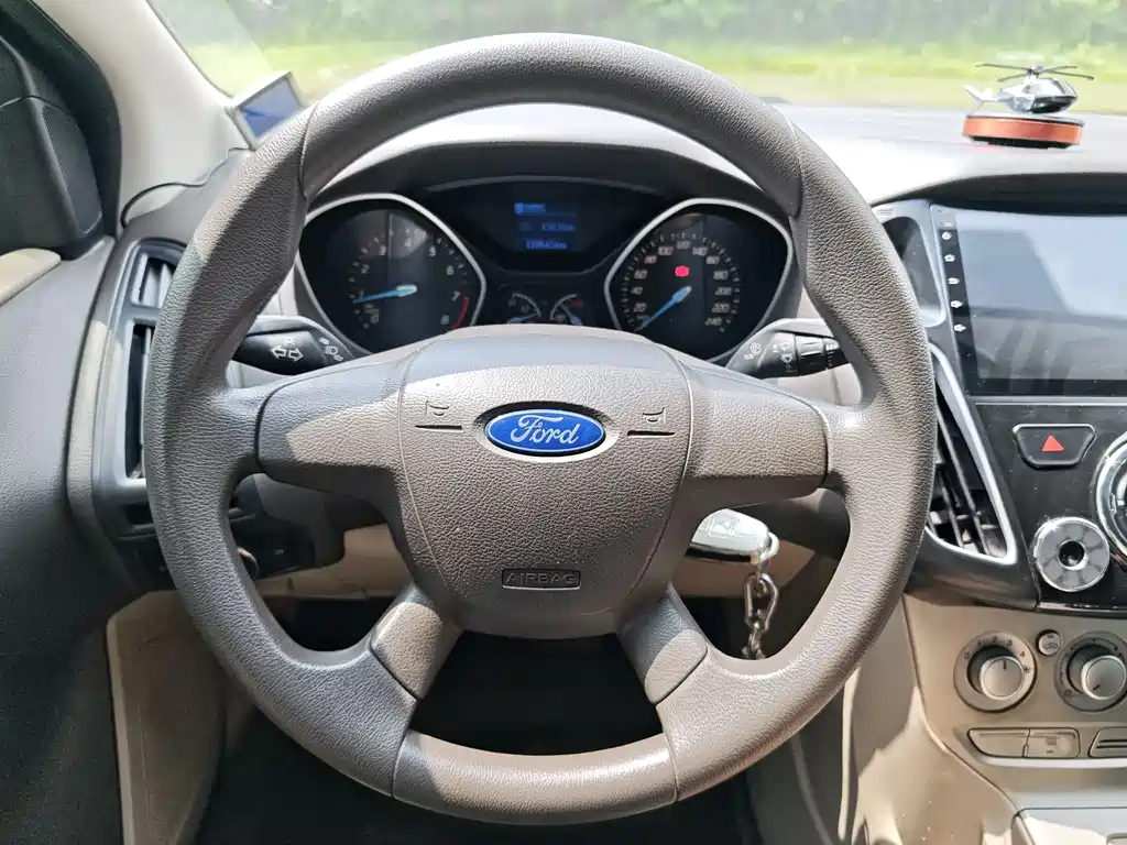 Ford Focus 2015 — фото 9