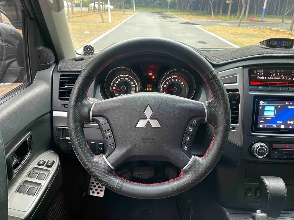 Mitsubishi Pajero 2015 — фото 15